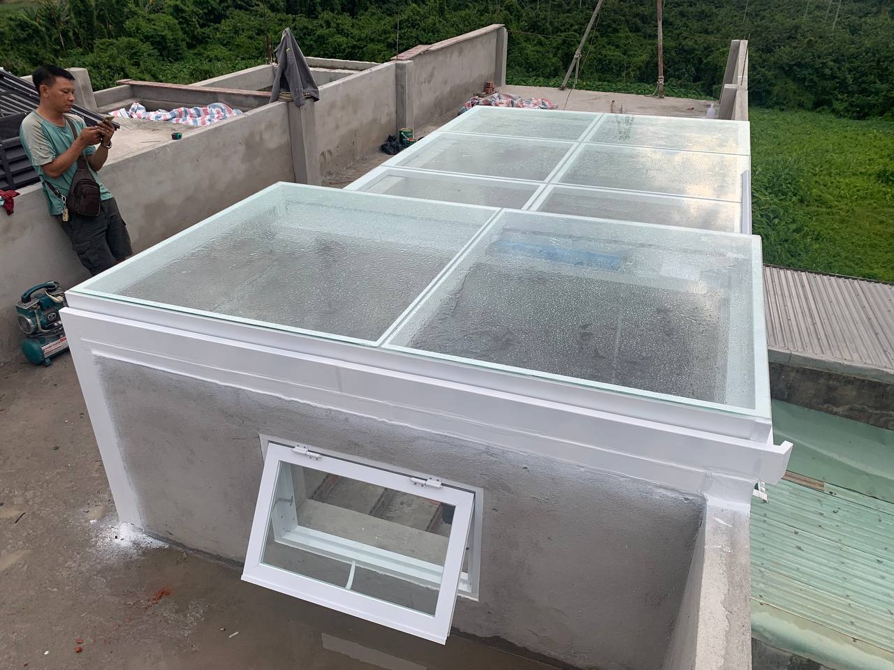 Thi công giếng trời lối lên cầu thang bằng kính cường lực cho nhà phố