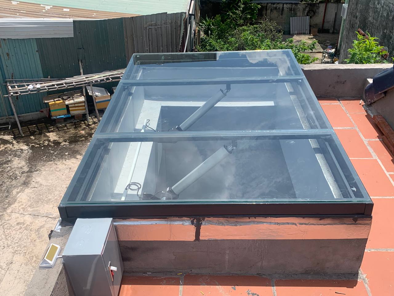 Thi công giếng trời mở lật  bằng kính cường lực cho nhà phố