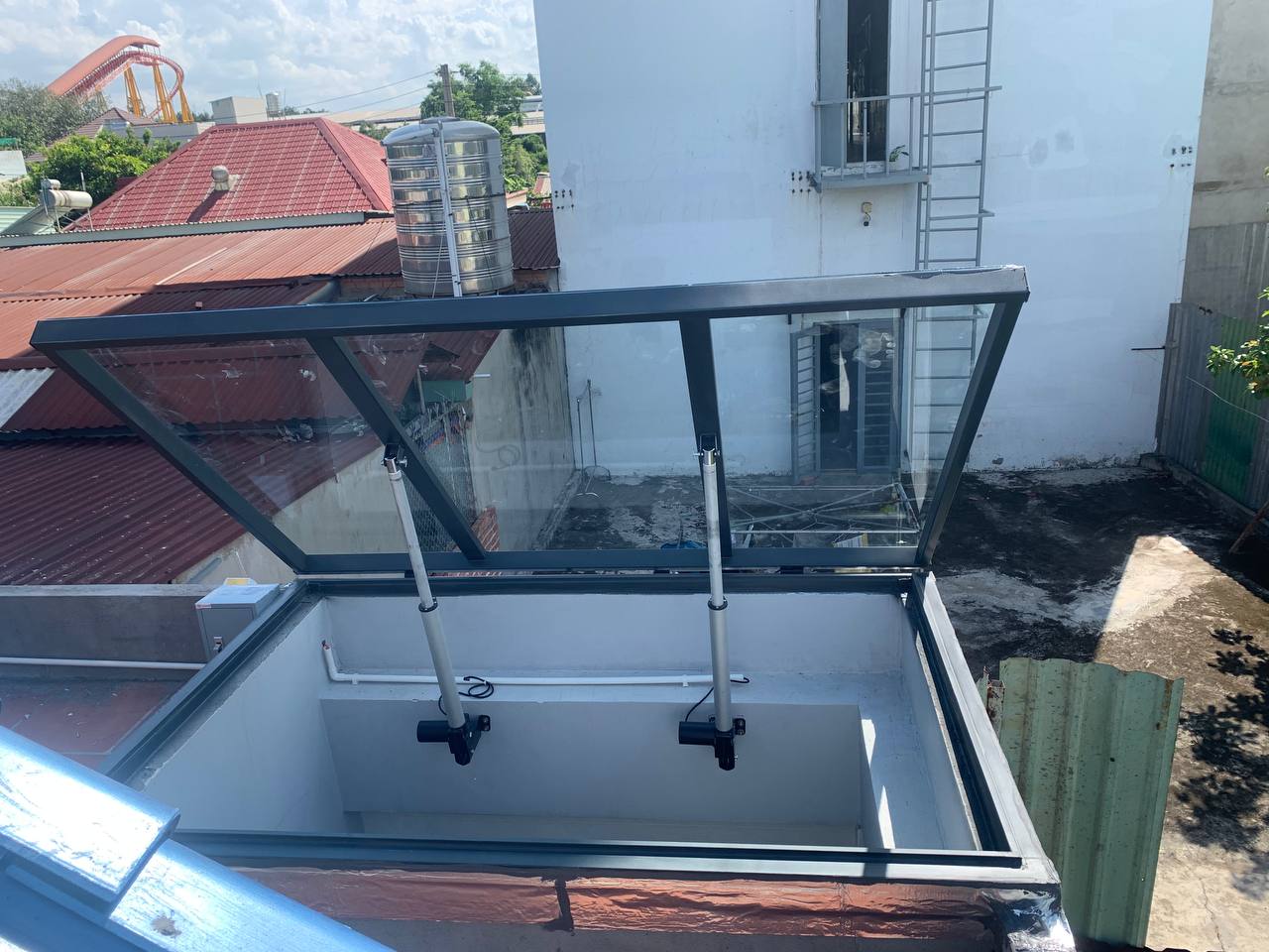 Thi công giếng trời mở lật  bằng kính cường lực cho nhà phố