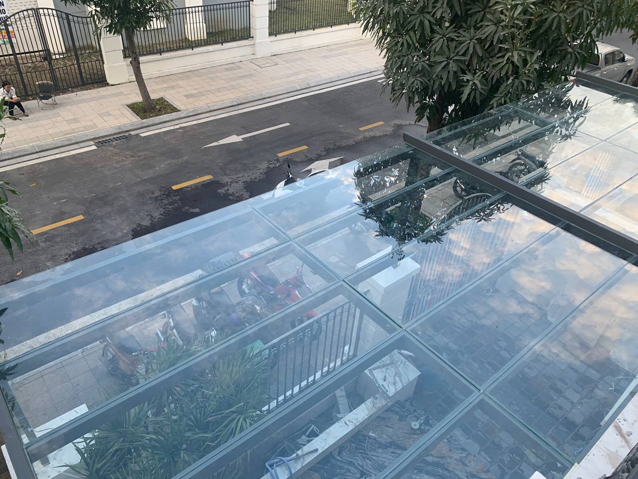 Thi công mái che cố định bằng kính cường lực cho nhà phố