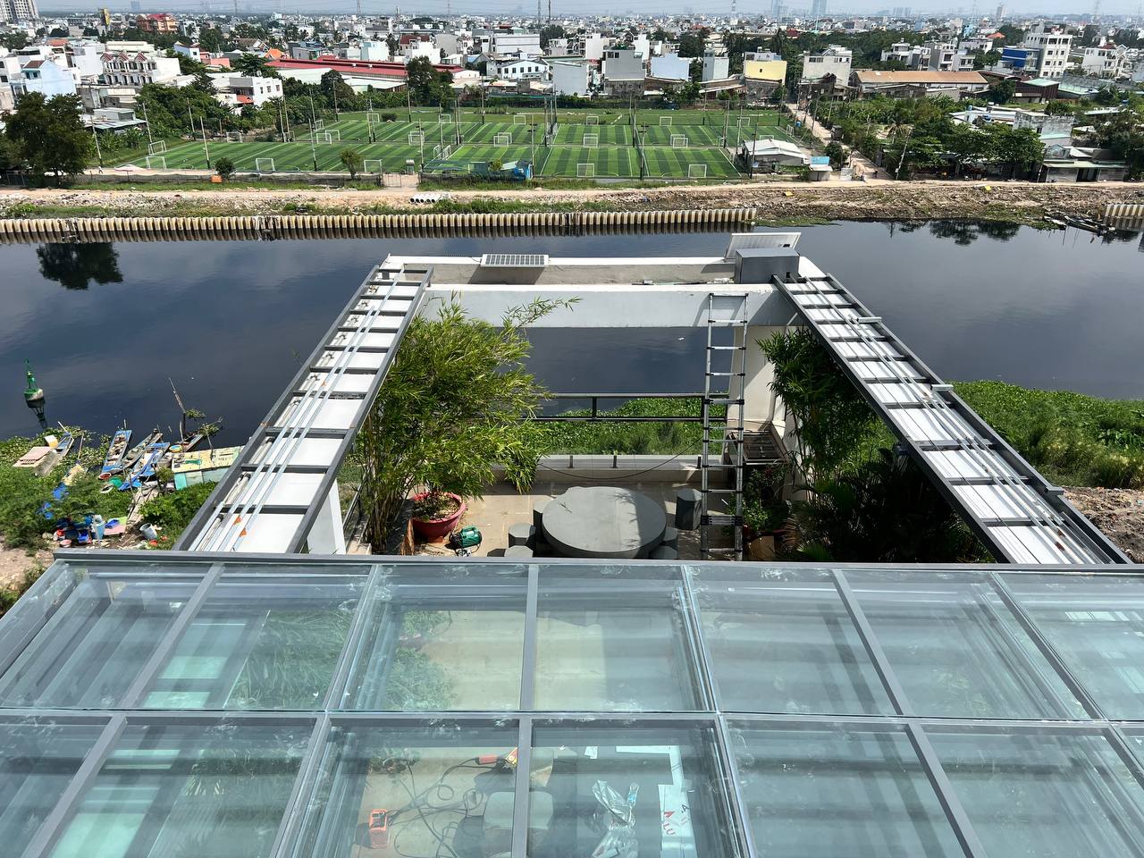 Thi công mái che xếp lớp bằng kính cường lực cho nhà phố