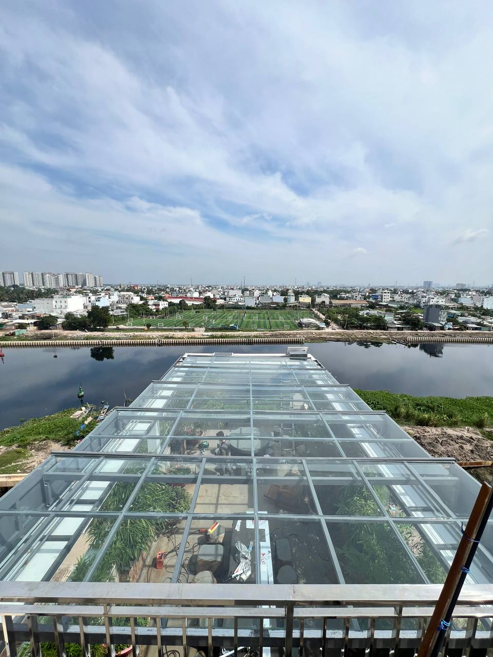 Thi công mái che xếp lớp bằng kính cường lực cho nhà phố